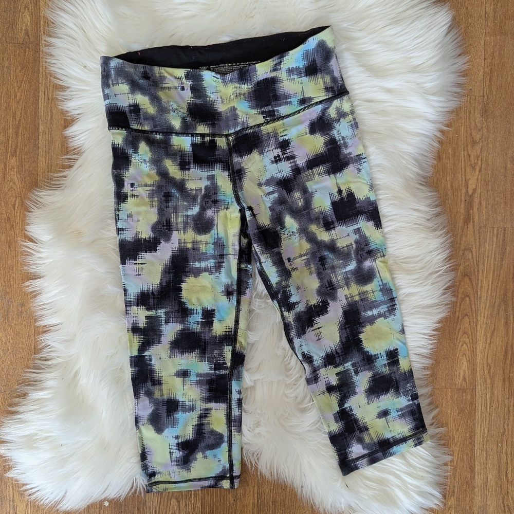 Victoria's Secret Sport Knockout Capri Leggings Tie Dye Print